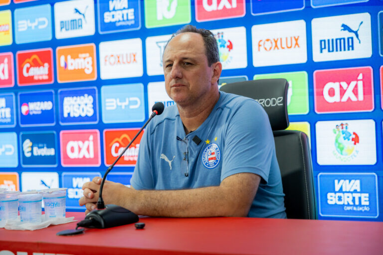 Rogério Ceni critica gramado do Barradão: ‘Terrível para jogar bola’