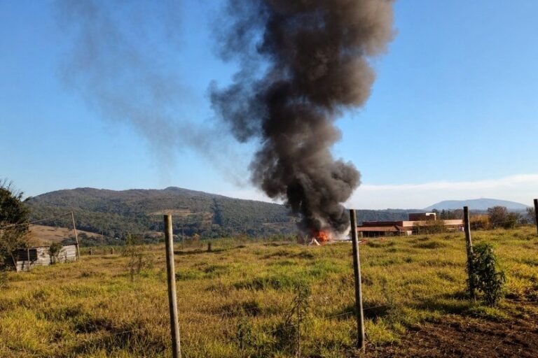 VÍDEO: Avião pega fogo e cai em Minas Gerais
