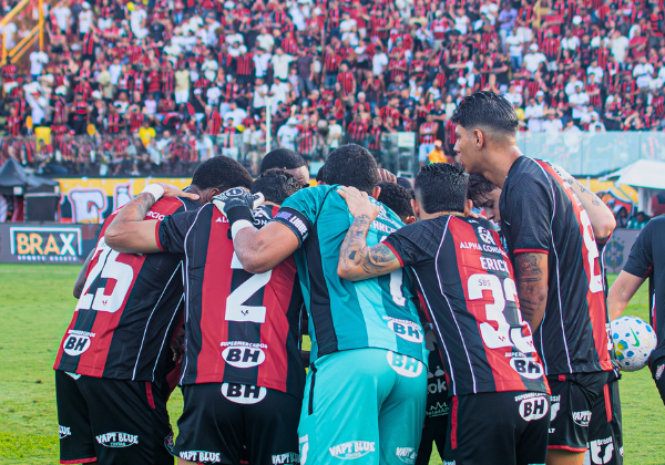 Vitória embarca para enfrentar Vasco com novidades e desfalques
