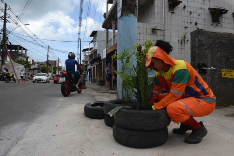 Limpurb combate descarte irregular de lixo em Periperi
