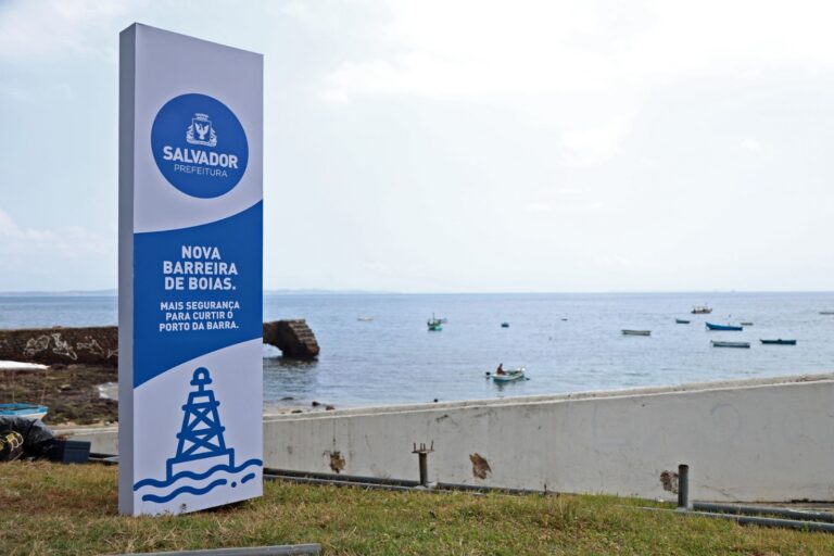 Porto da Barra recebe instalação de boias para delimitar área de banho