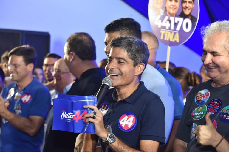 ACM Neto faz caminhada e projeta obras para São Gonçalo