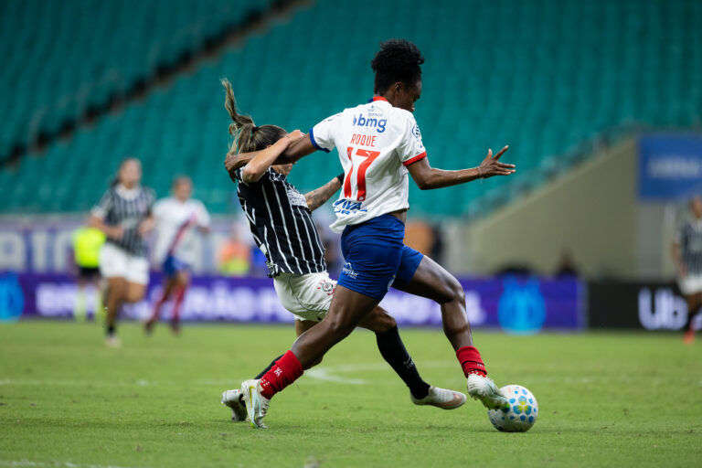 Pênalti? Torcedores do Bahia reclamam de lance contra o Corinthians