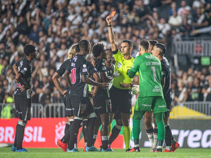 Matheus Delgado Candançan aplica cartão vermelho durante Vasco x Vitória pela Copa do Brasil