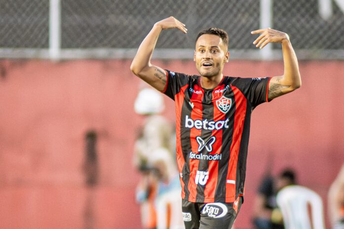 Matheus Gonçalves em campo pelo Vitória