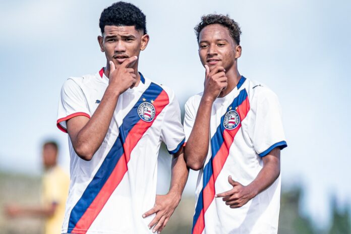Jogadores da equipe sub-15 do Bahia comemoram gol durante Copa 2 de Julho