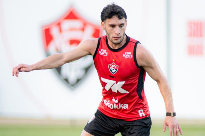 Volante Emmanuel Martínez durante treino do Vitória