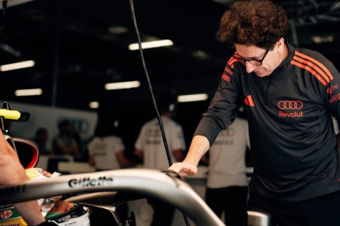 Binotto, chefe da Audi, conversa com Gabriel Bortoletto