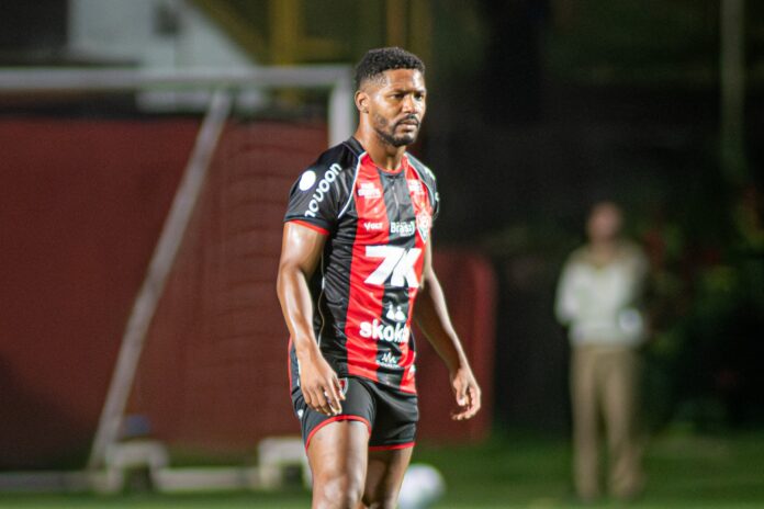 Fabiano em campo pelo Vitória