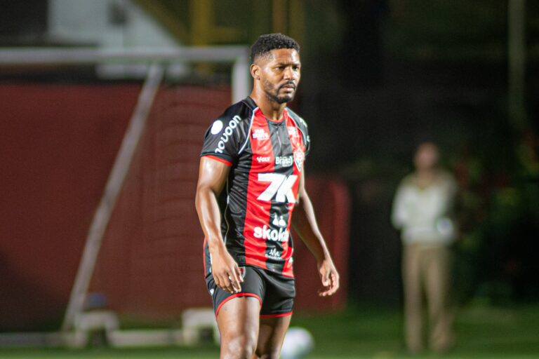 Fabiano em campo pelo Vitória