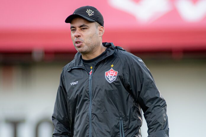 Técnico Jair Ventura durante treino do Vitória