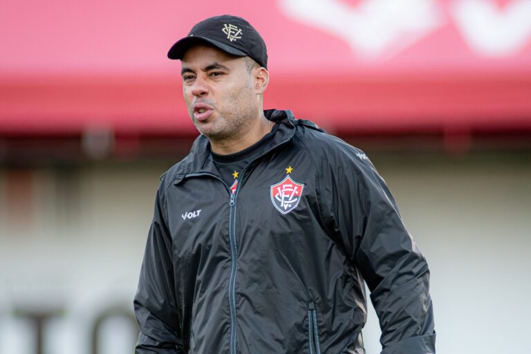 Técnico Jair Ventura durante treino do Vitória