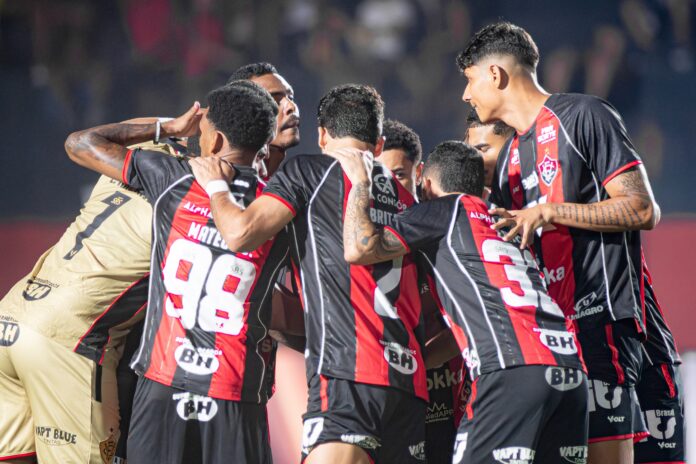 Jogadores do Vitória reunidos no gramado do Barradão