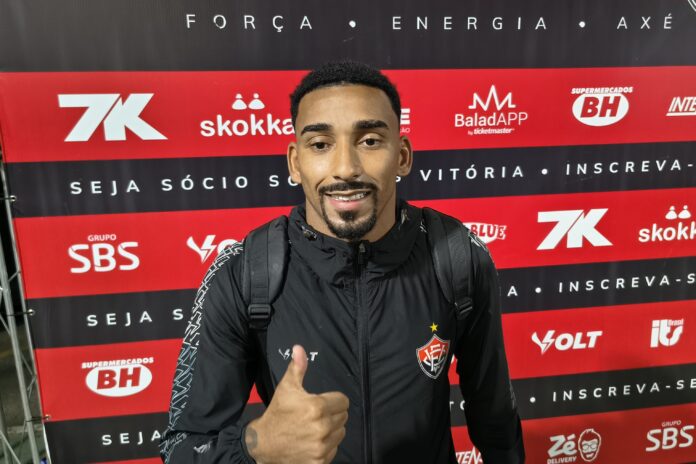 Lateral Mateus Silva, do Vitória, durante entrevista na zona mista