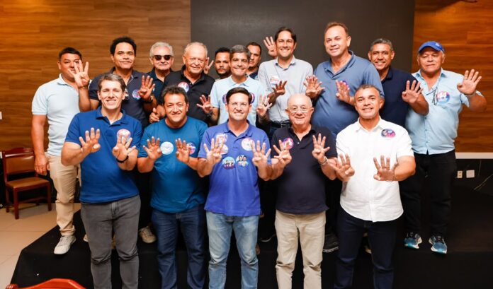 ACM Neto reúne apoios de lideranças de nove cidades na Bahia