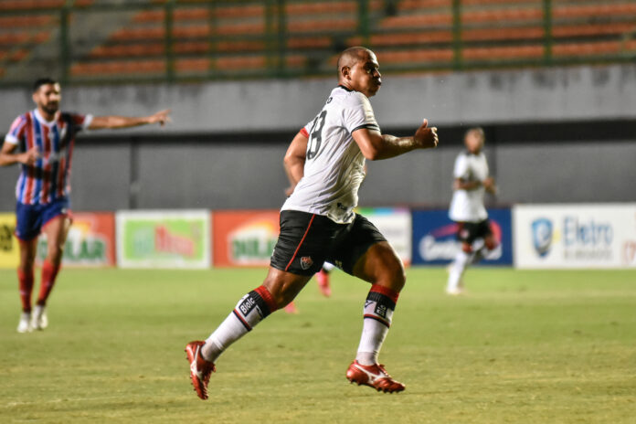Walter em campo pelo Vitória