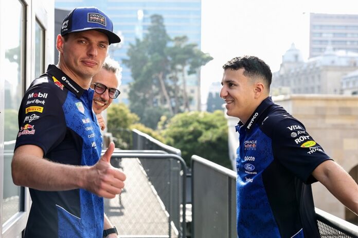Max Verstappen ao lado de Isack Hadjar