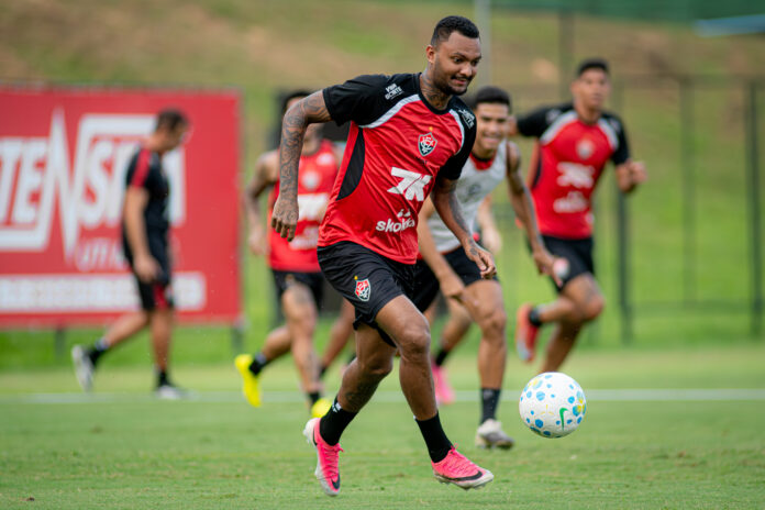 Luan Cândido durante treino do Vitória