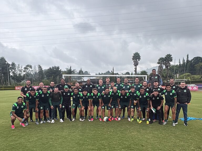 Jogadores da Chapecoense após treino na Colômbia