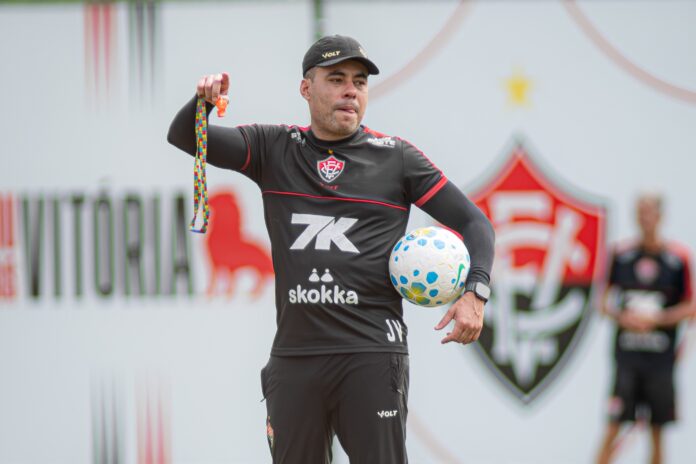 Jair Ventura, técnico do Vitória
