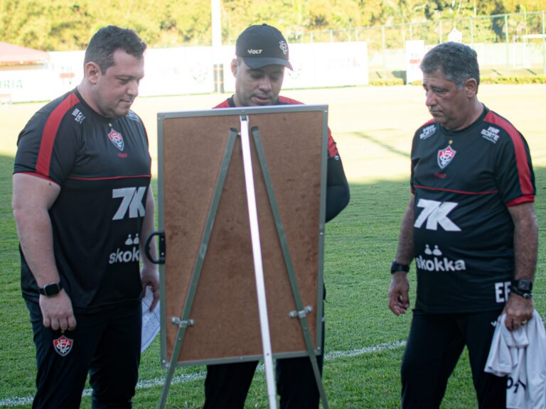 Jair Ventura e seus auxiliares durante treino do Vitória