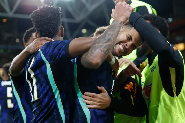 Brasil reage após levar virada e vence Austrália em jogo de seis gols