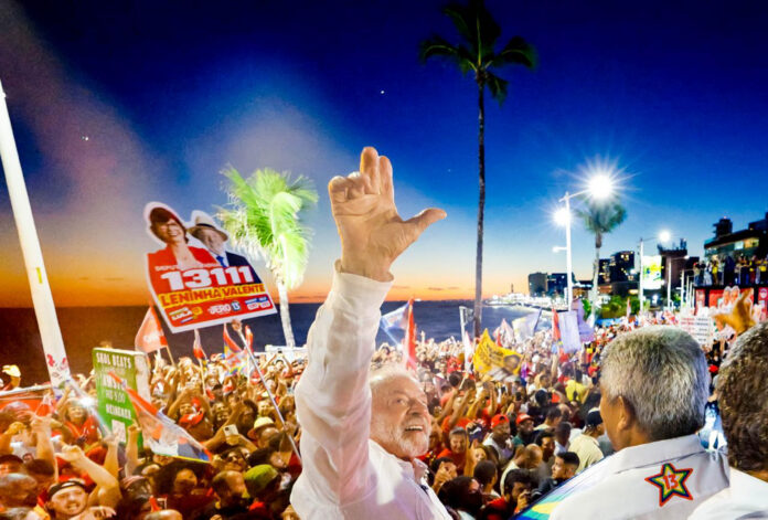 Lula faz o L durante ato em Salvador