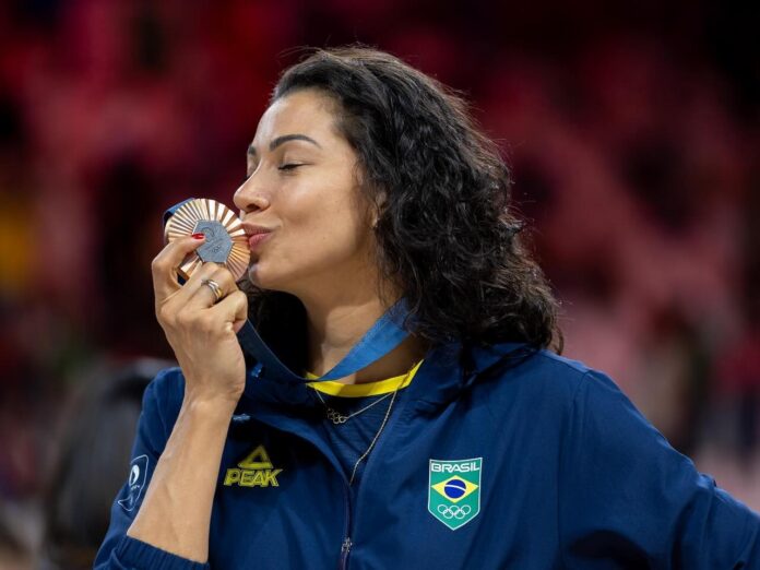 Carolana beija medalha nos Jogos Olímpicos de paris 2024