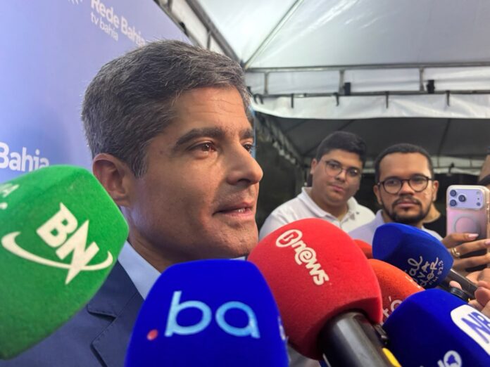 ACM Neto fala com a imprensa antes de debate na Rede Bahia