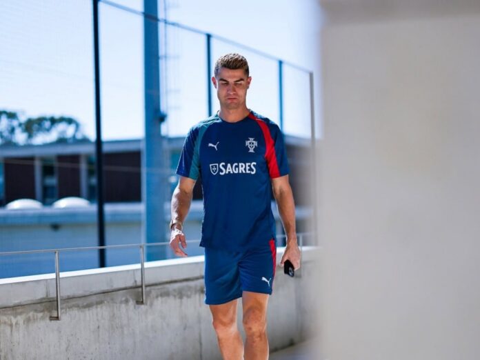 Cristiano Ronaldo com uniforme de treino da seleção portuguesa