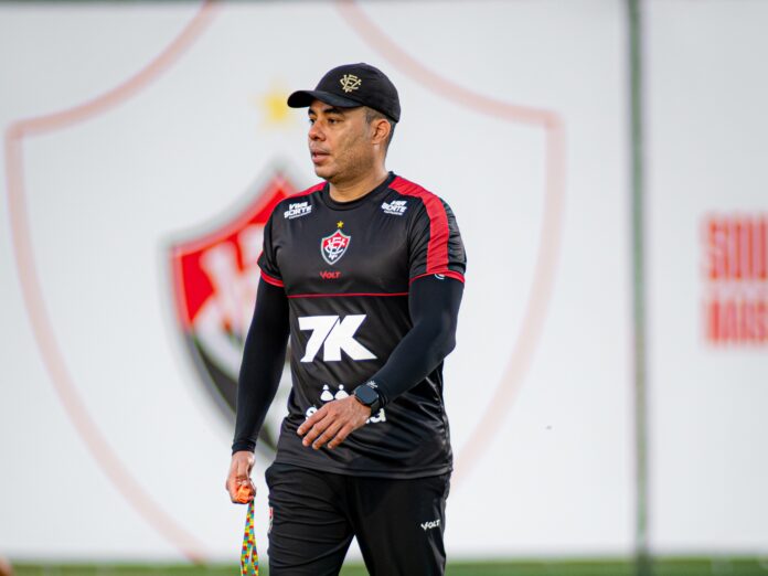 Jair Ventura, técnico do Vitória