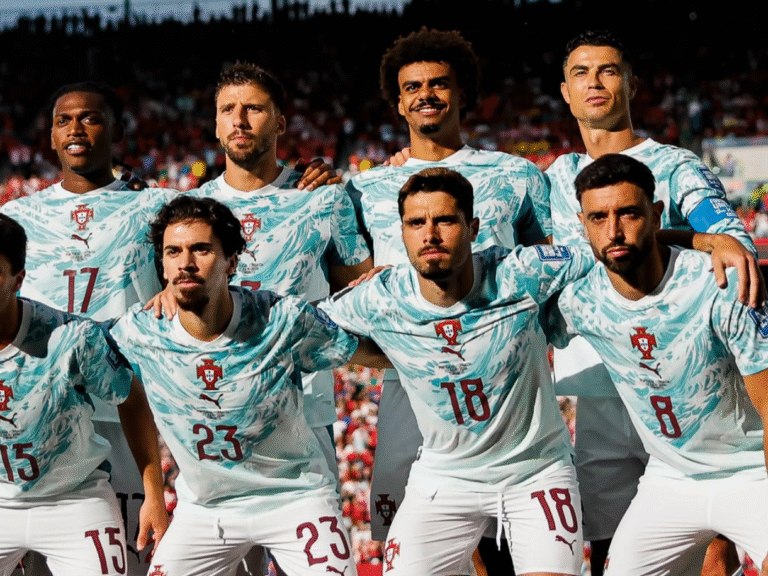 Rafael Leão e Cristiano Ronaldo posam para foto com jogadores de Portugal