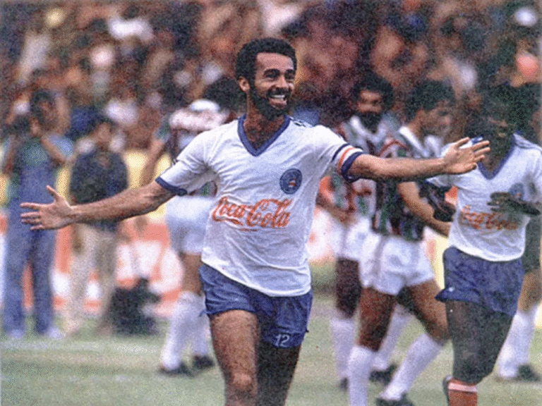 Bobô comemora gol com a camisa do Bahia