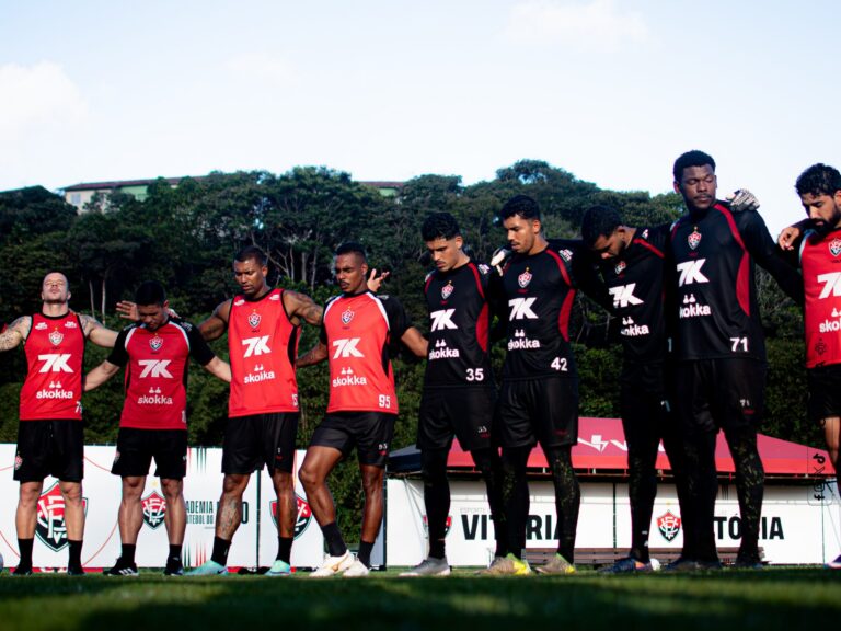 Jogadores do Vitória reunidos durante treino
