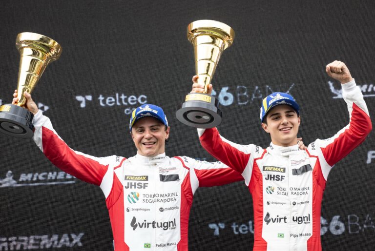 Felipe Massa e o filho, Pipo Massa, celebram vitória na Porsche Carrera Cup