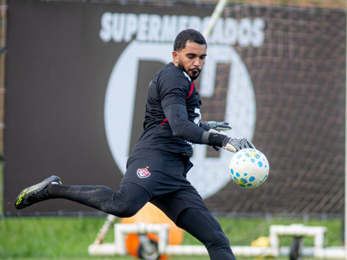 Goleiro Lucas Arcanjo durante treino do Vitória
