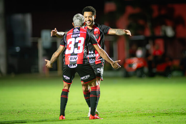Erick comemora gol do Vitória