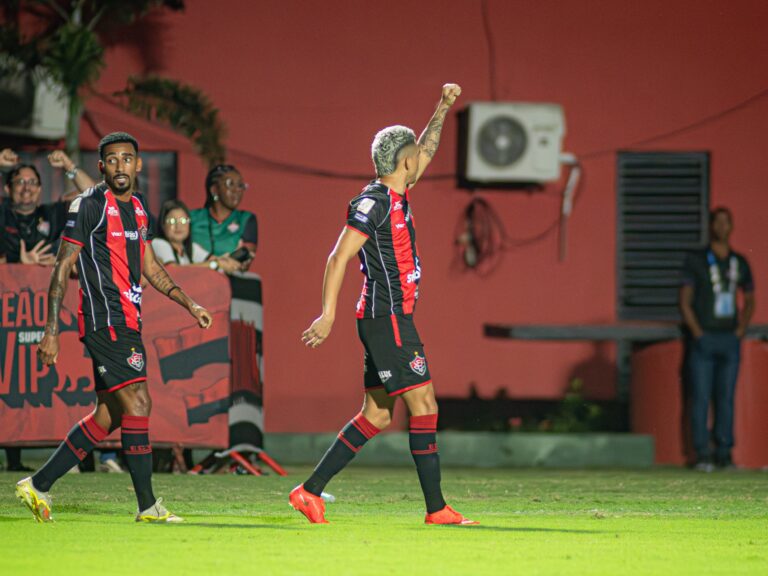 Erick comemora gol do Vitória no Barradão