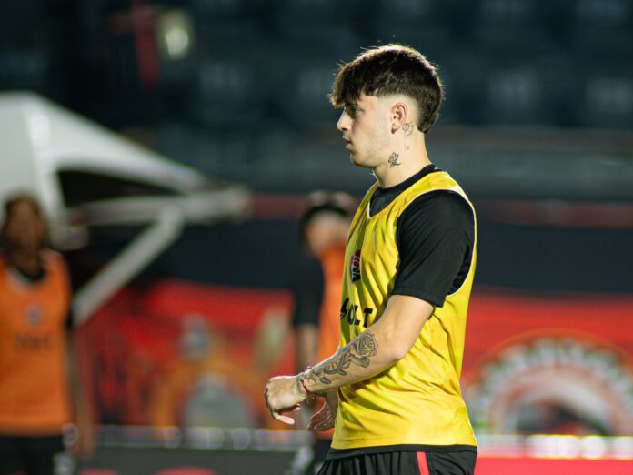 Diego Tarzia durante aquecimento do Vitória