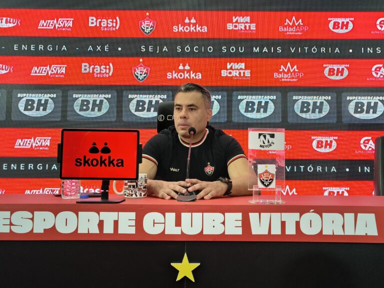 Técnico Jair Ventura, do Vitória, durante entrevista coletiva
