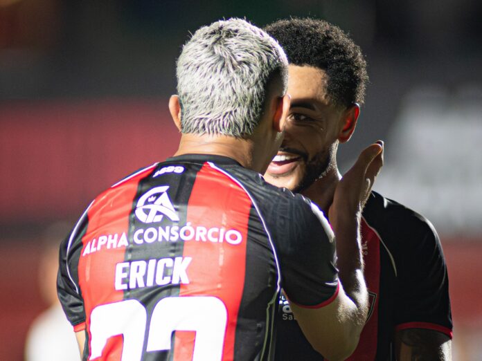 Erick e Matheuzinho comemoram gol do Vitória sobre a Chapecoense