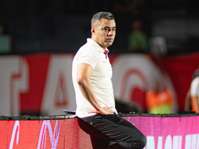 Jair Ventura, técnico do Vitória