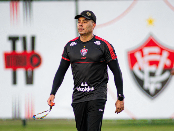 Técnico Jair Ventura durante treino do Vitória