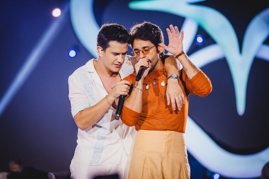 Hugo e Guilherme em trend de perfumes com Flash
