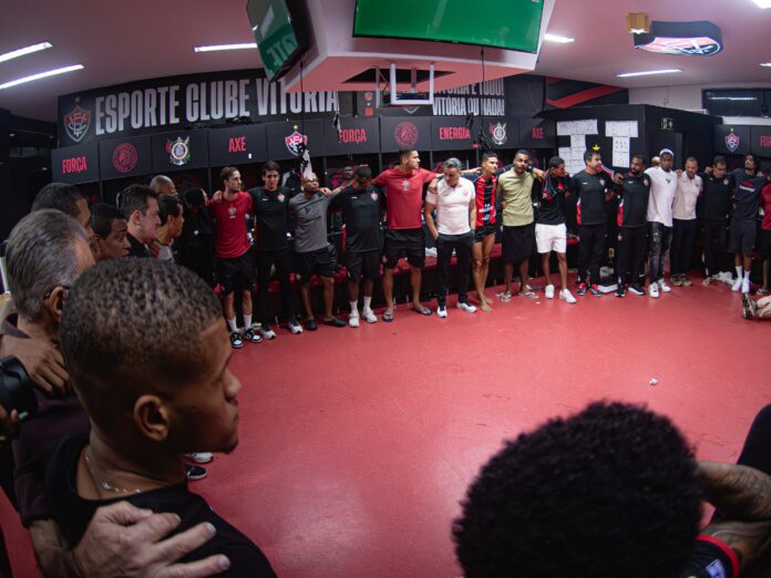 Jogadores do Vitória reunidos no vestiário do Barradão