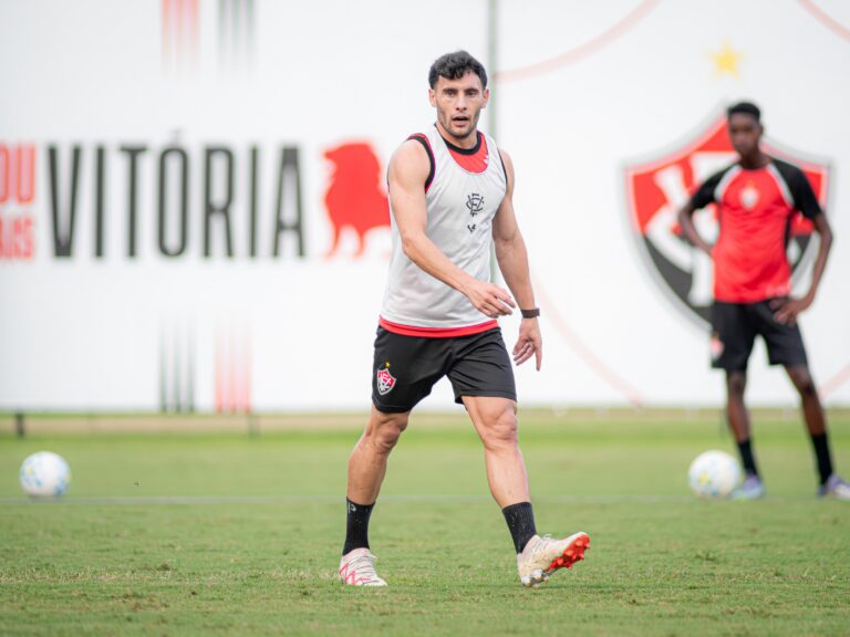 Emmanuel Martínez durante treino do Vitória