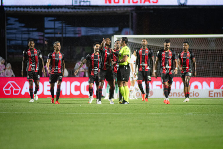 Jogadores do Vitória durante partida contra o São Paulo