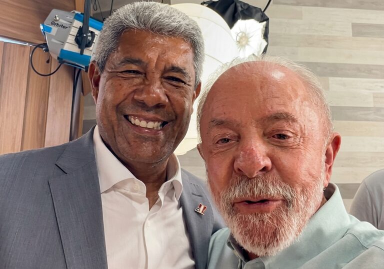 Ele vem e leva metade do dinheiro do Brasil, brinca Lula com Jerônimo