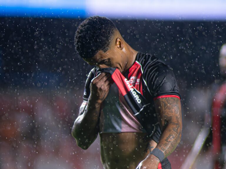 Jamerson durante jogo do Vitória contra o São Paulo