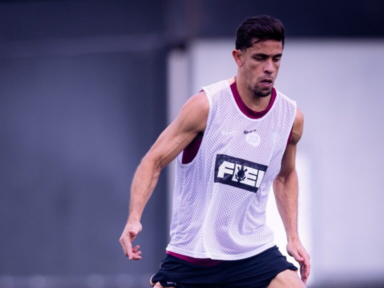 Zagueiro Gabriel Paulista durante treino do Corinthians